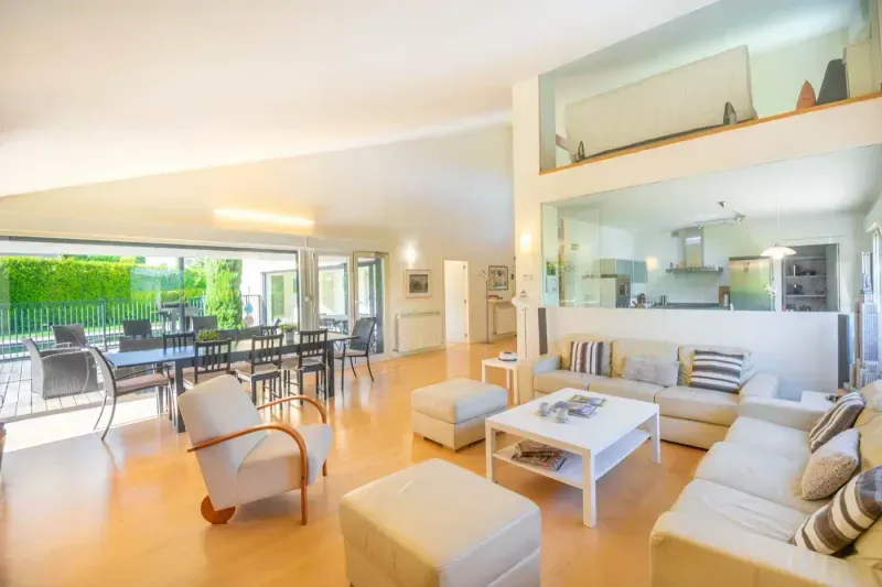 Salón comedor con fogón y cristalera al jardín en Casa Rural Gazaga